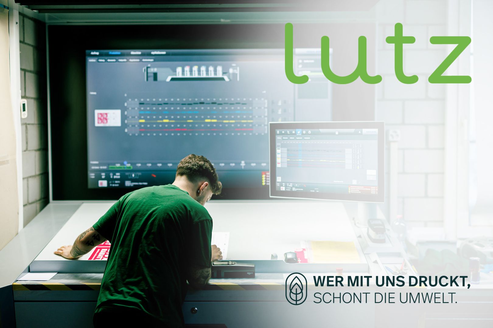 Ein Mann arbeitet in einer modernen Druckerei.