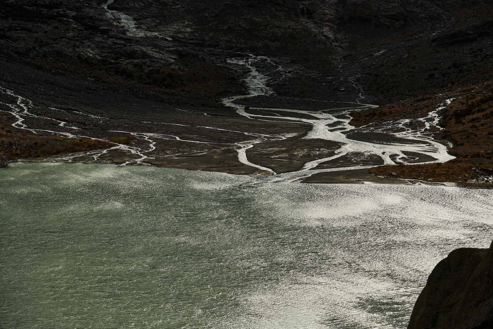 Gletschersee mit breitem Delta