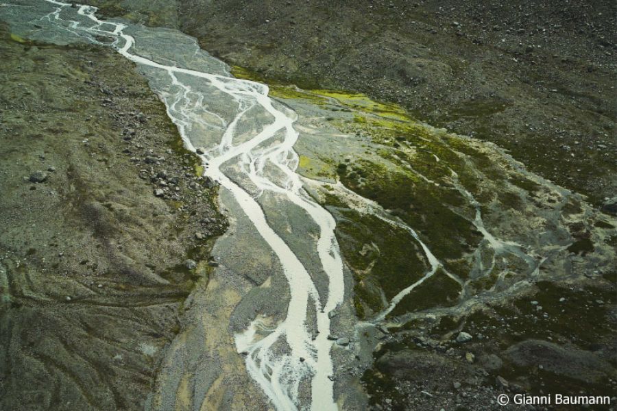 Luftaufnahme eines verzweigten Gletscherbachs