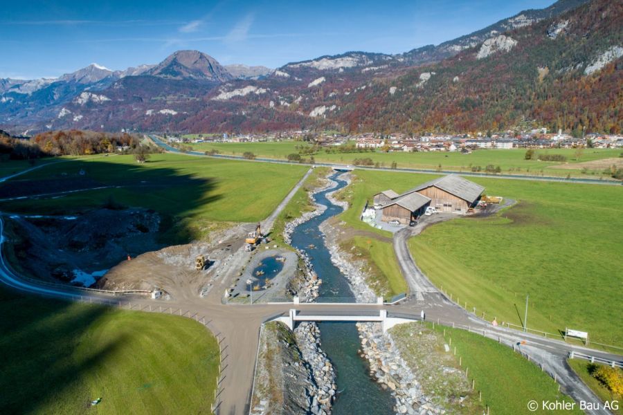 Luftaufnahme vom revitalisierten Rychenbach in der Gemeinde Schattenhalb BE, der sich heute wieder naturnah durchs Tal schlängelt.